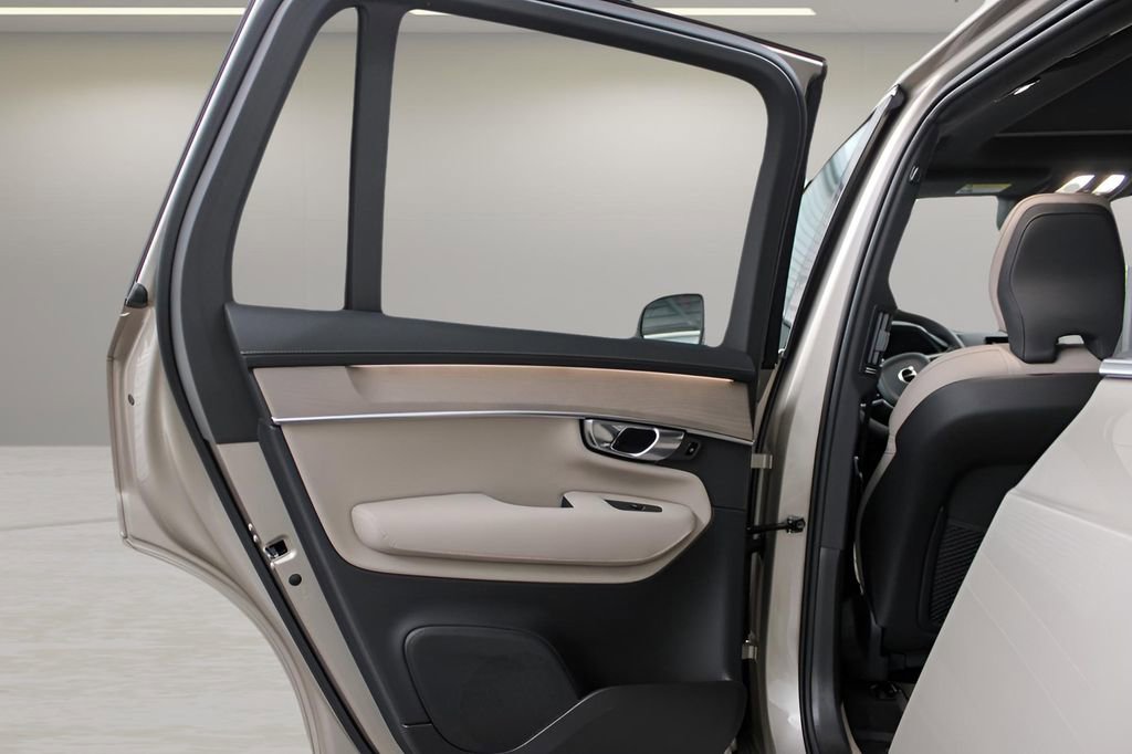 New 2026 Volvo XC90 B6 Plus w/ Protection Package Premier AWD/4WD image 28