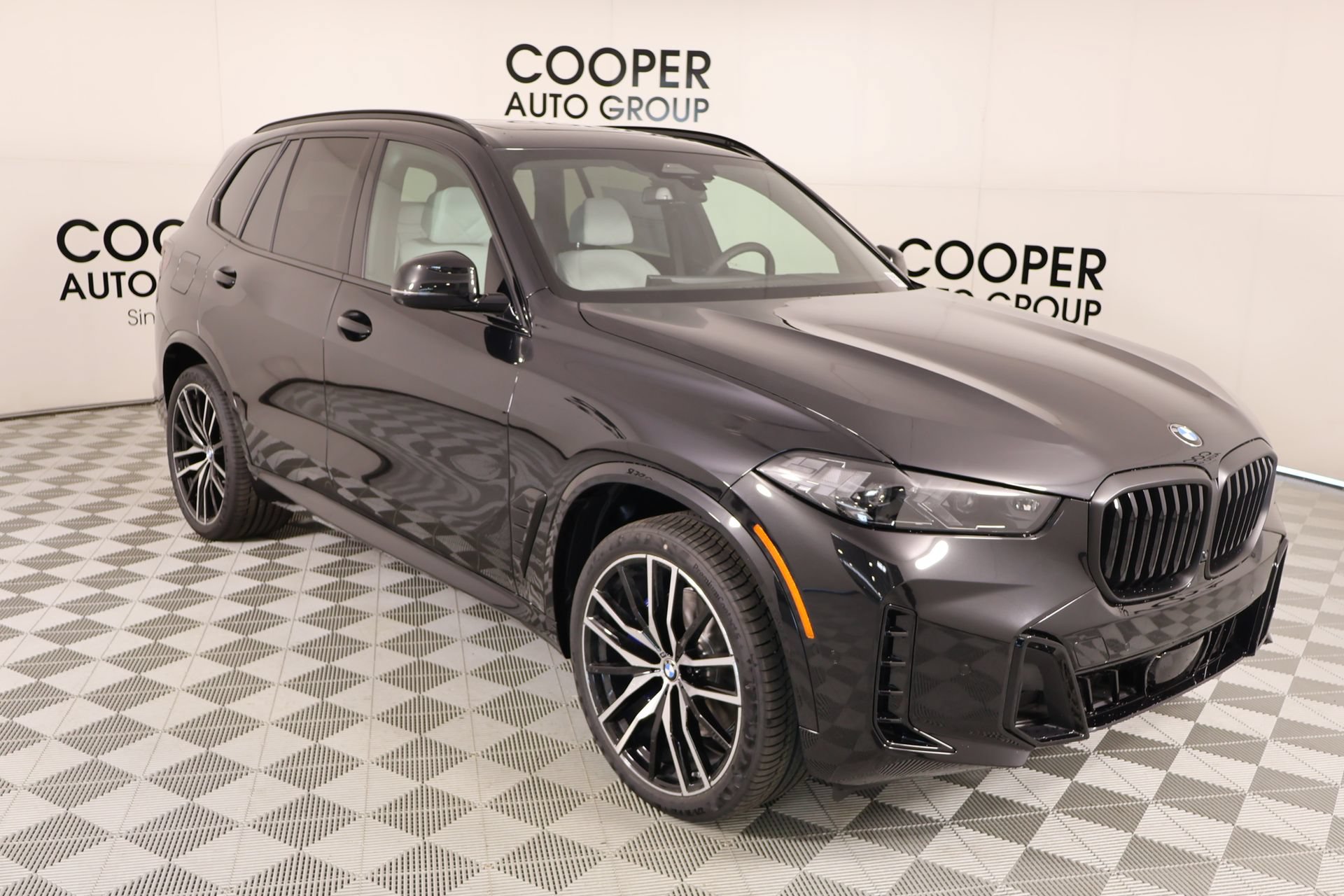 New 2026 BMW X5 xDrive40i w/ M Sport Package AWD/4WD image 1