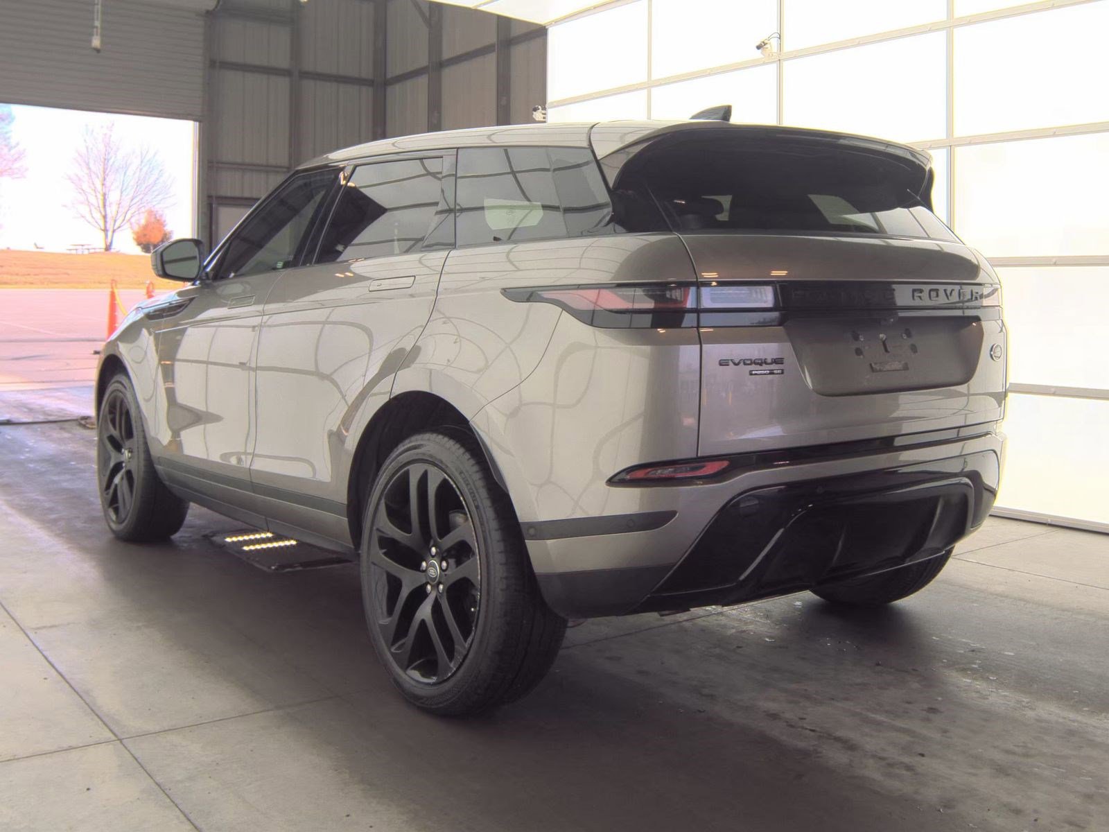 Used 2020 Land Rover Range Rover Evoque SE image 11