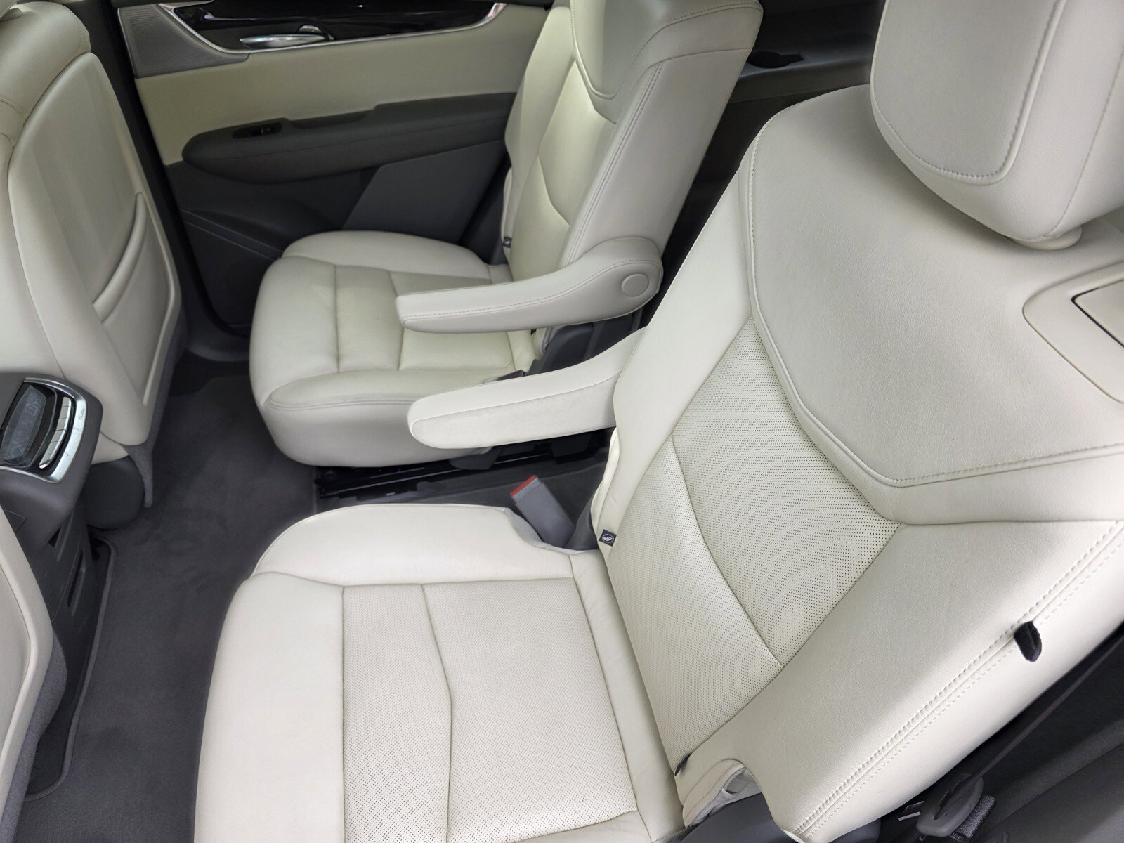 Used 2020 Cadillac XT6 Premium Luxury FWD image 16
