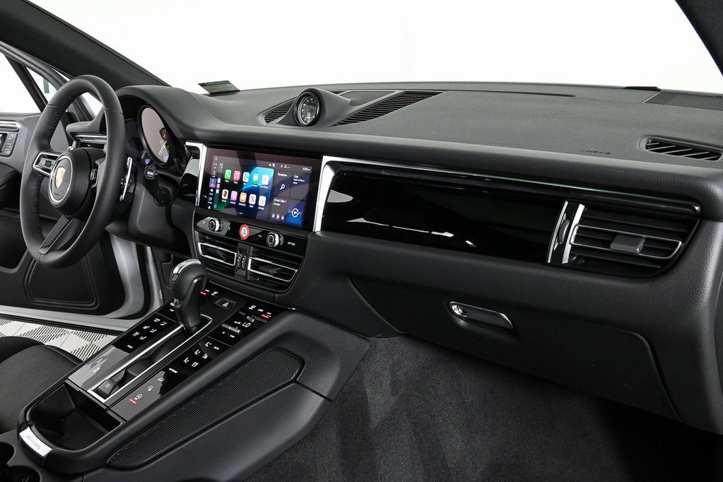 Certified 2025 Porsche Macan image 24