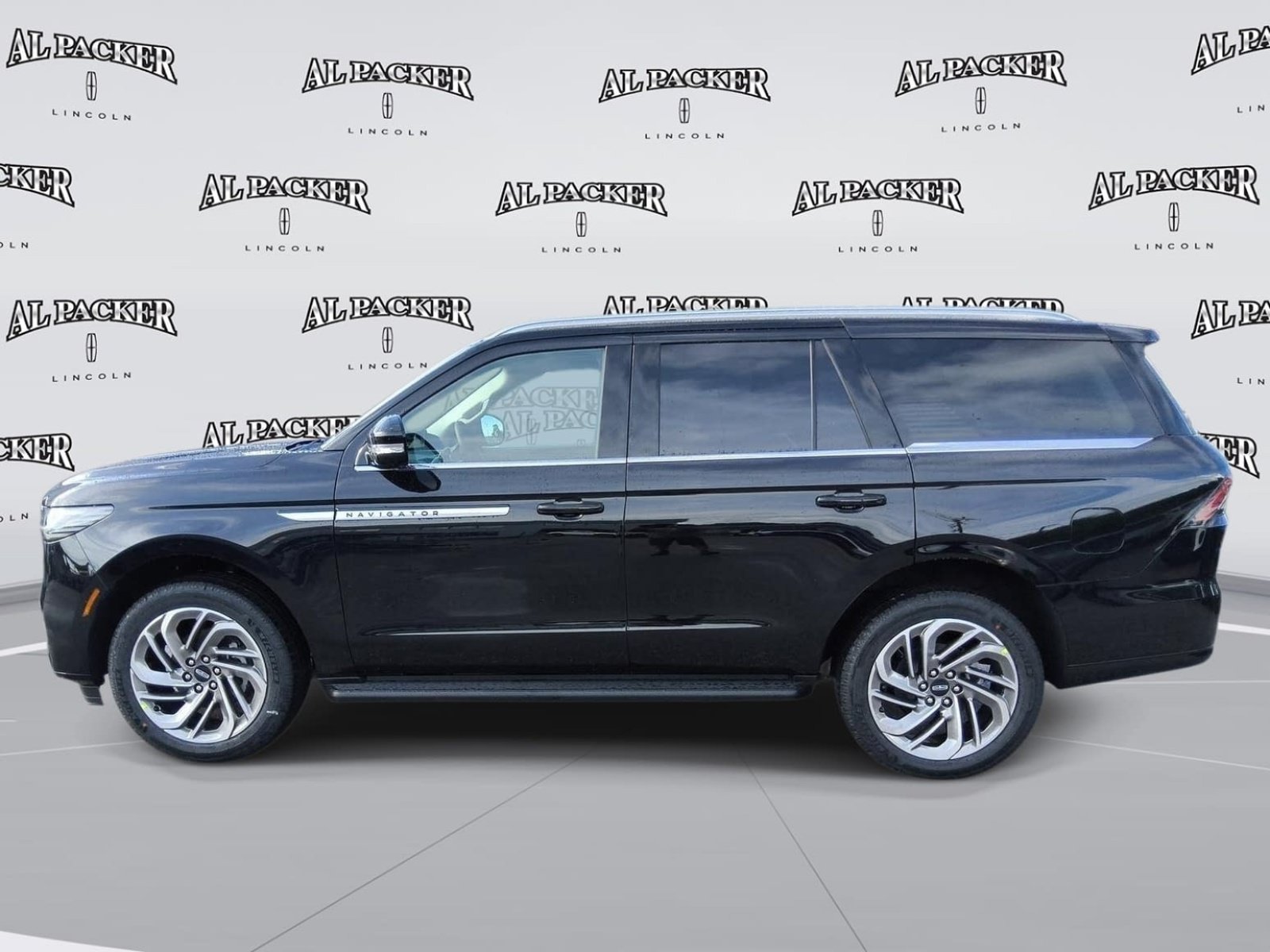 New 2027 Lincoln Navigator Premiere RWD image 2