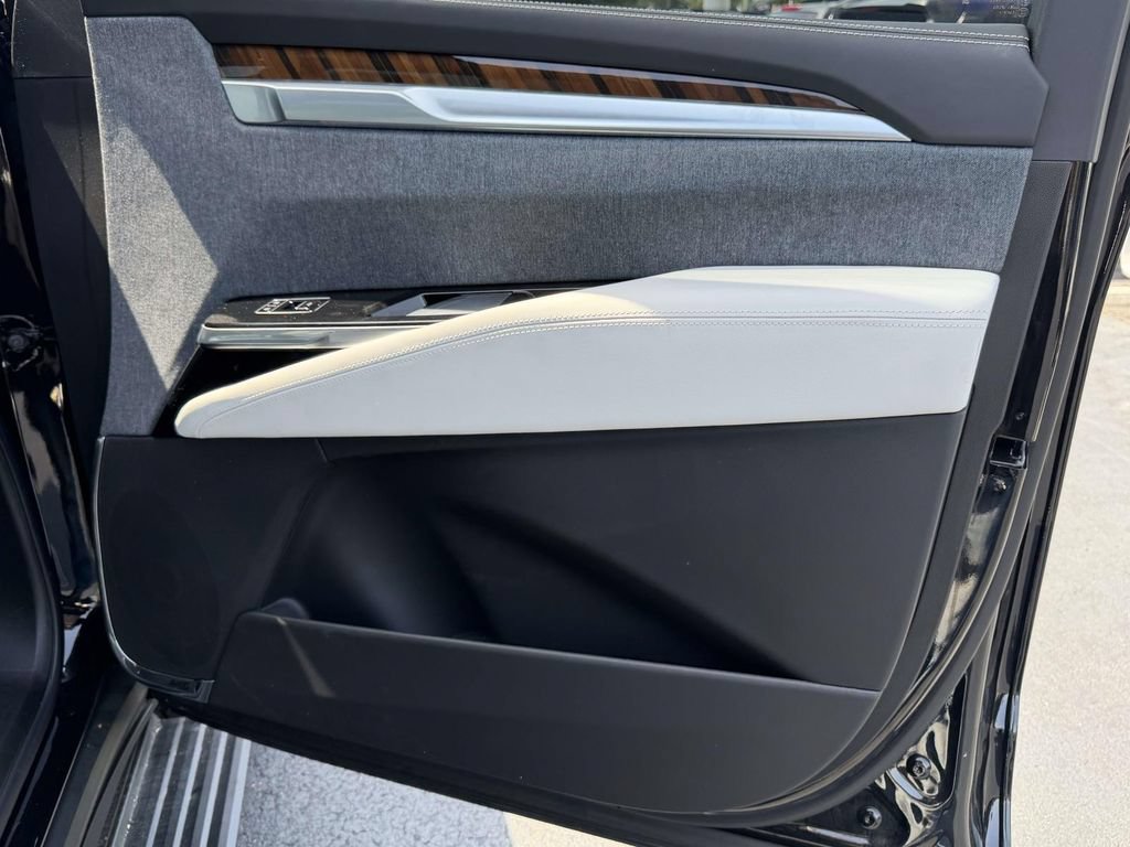 Certified 2026 Cadillac Escalade ESV Platinum Sport w/ LPO, ONYX Package AWD/4WD image 10
