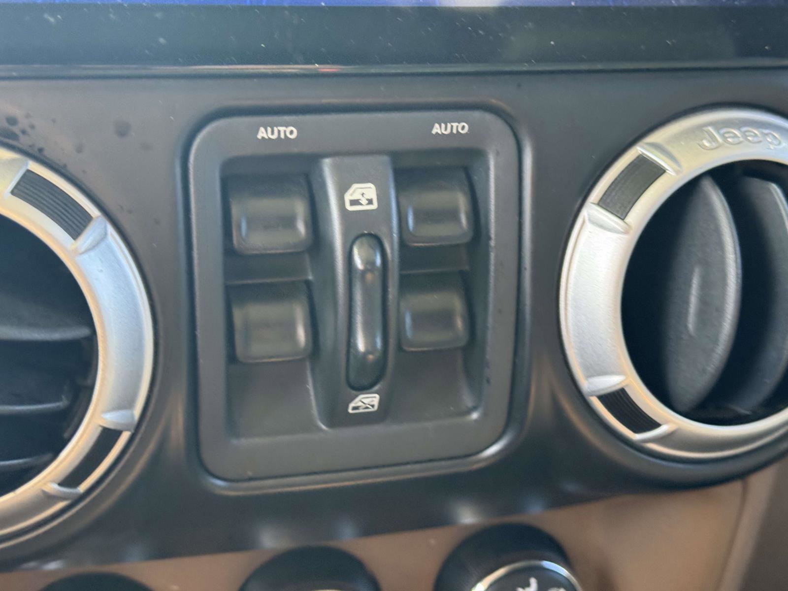 Used 2015 Jeep Wrangler Unlimited Sahara AWD/4WD image 25