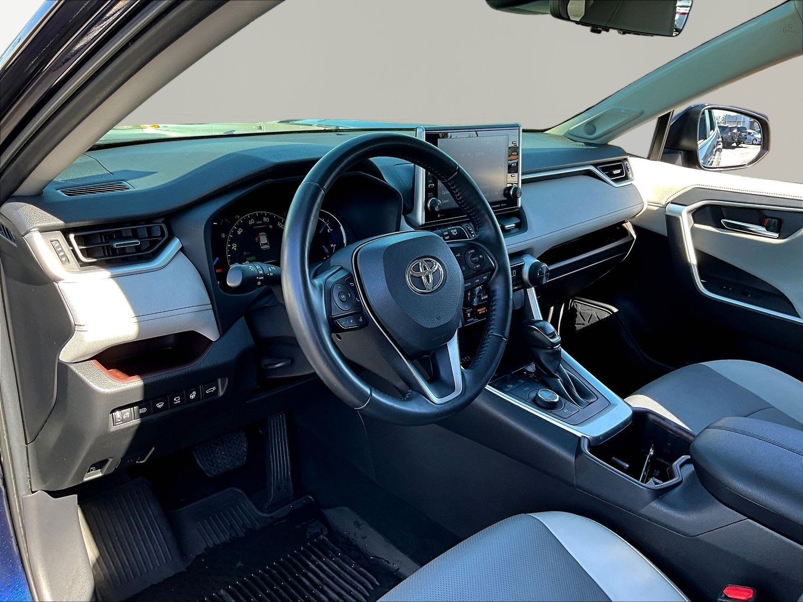 Used 2022 Toyota RAV4 Limited AWD/4WD image 17