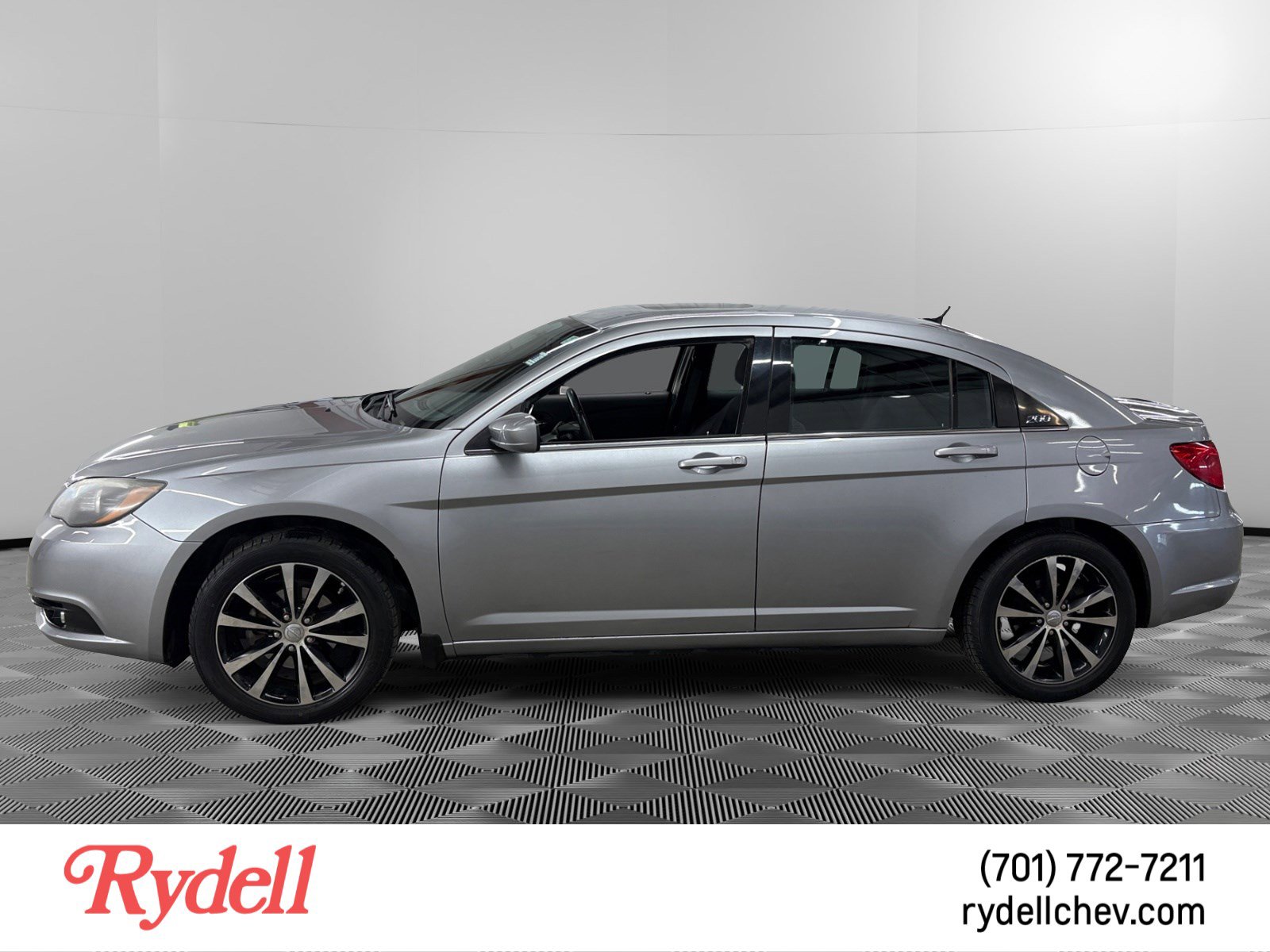 Used 2013 Chrysler 200 Touring w/ S Exterior Appearance Pkg FWD image 2