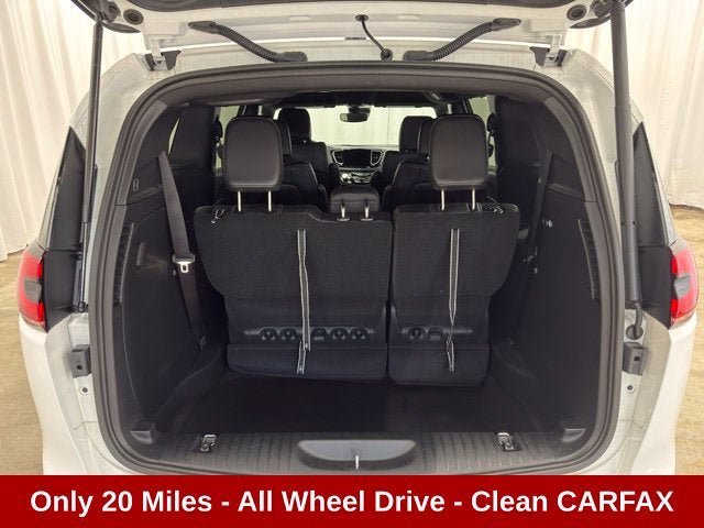 Used 2025 Chrysler Pacifica Select AWD/4WD image 24