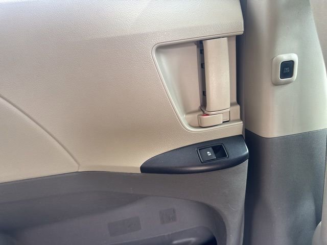 Used 2015 Toyota Sienna LE FWD image 21