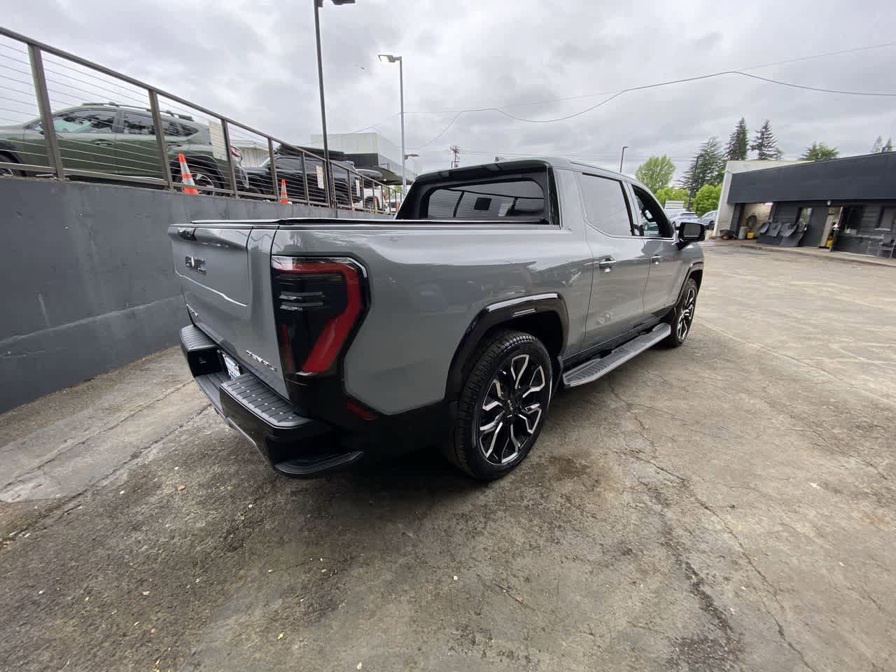 Used 2025 GMC Sierra EV Denali AWD/4WD image 6