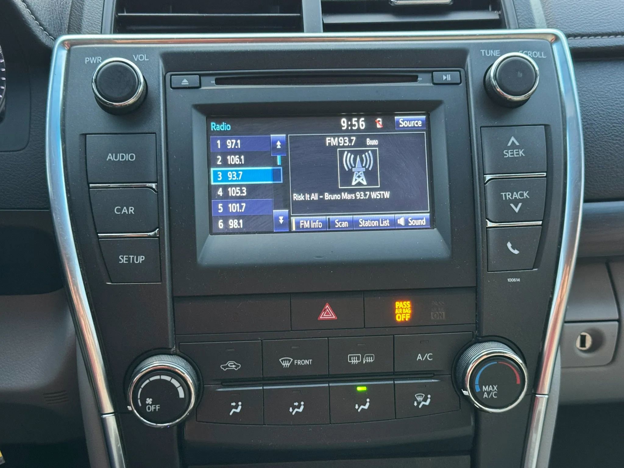 Used 2016 Toyota Camry LE FWD image 25
