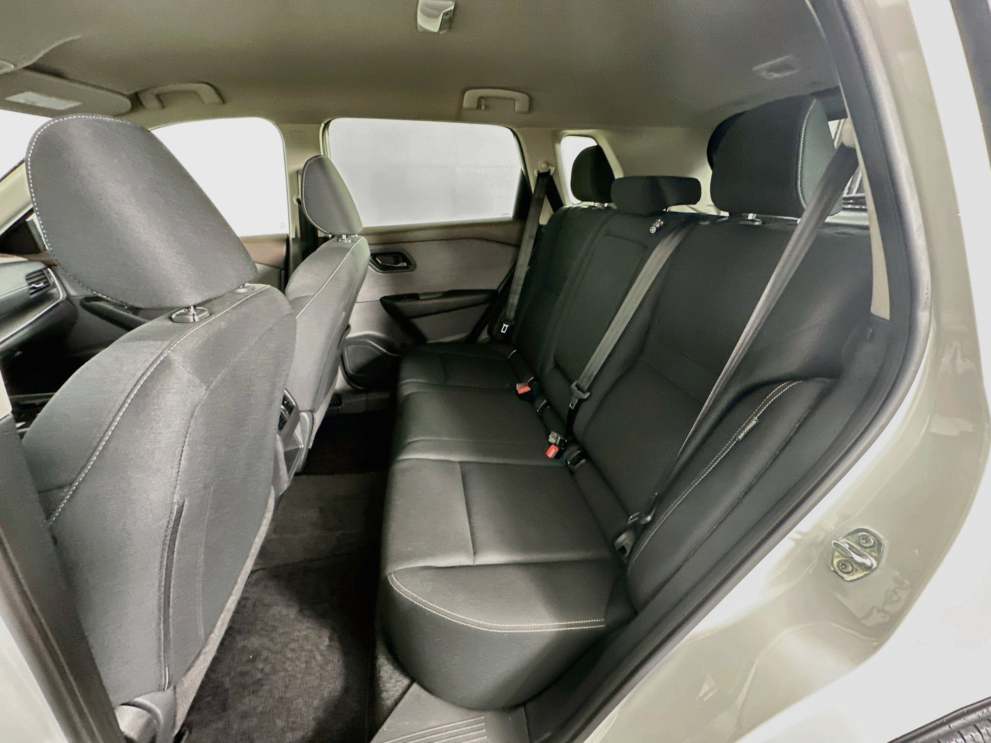 Used 2023 Nissan Rogue S FWD image 28
