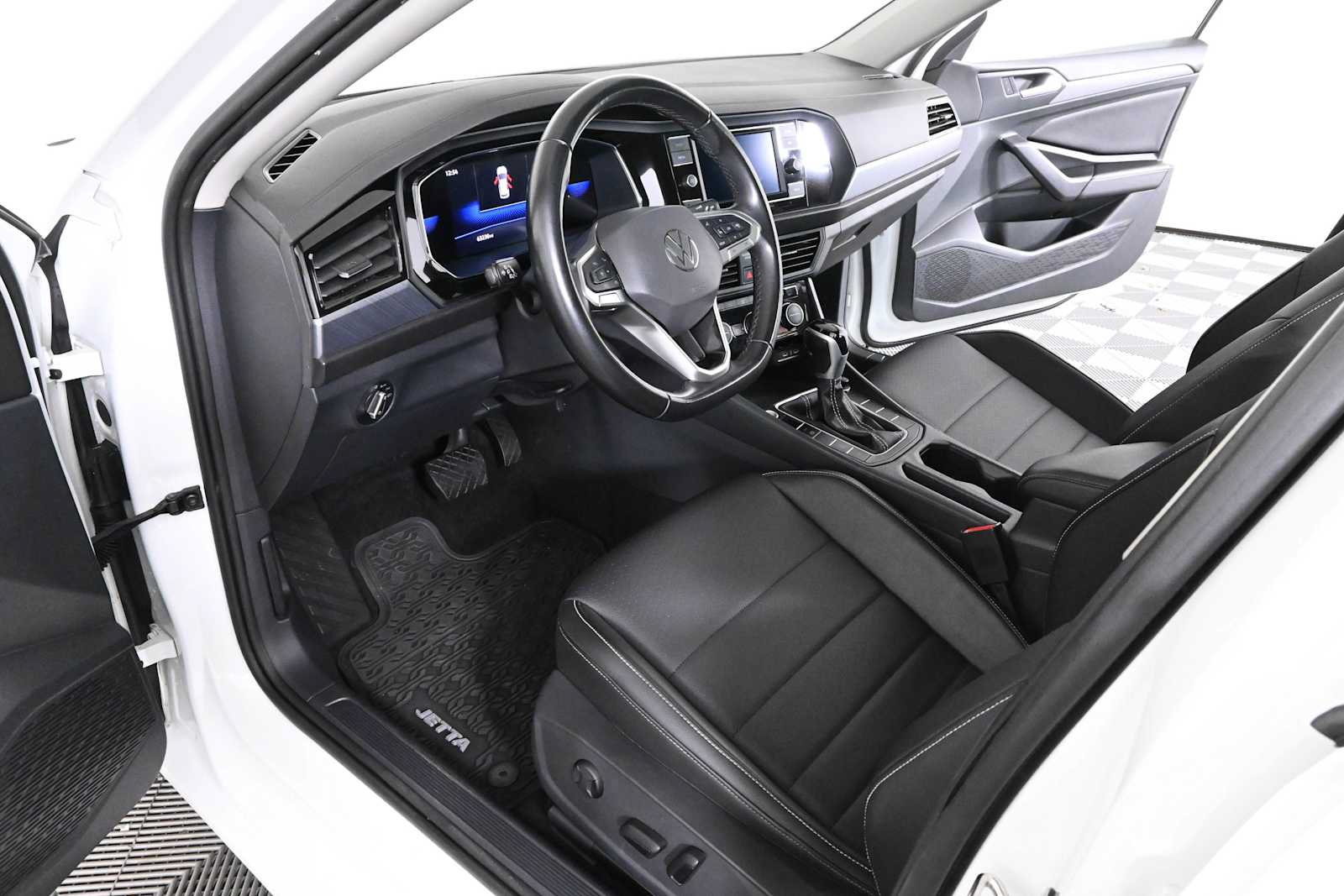 Certified 2023 Volkswagen Jetta SE w/ Panoramic Sunroof Package FWD image 16