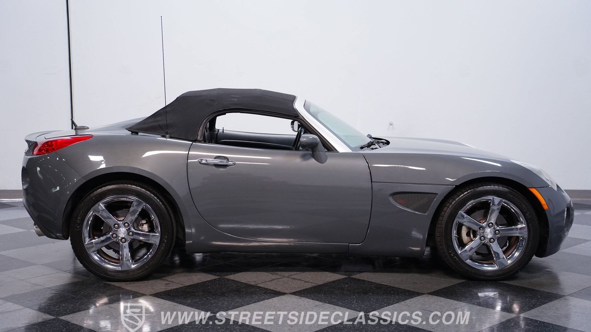 Used 2008 Pontiac Solstice GXP w/ Premium Package RWD image 13