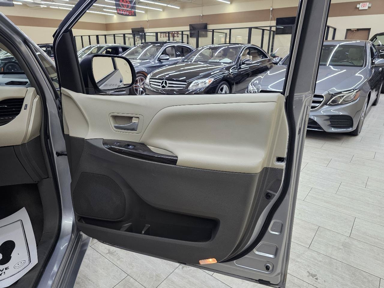 Used 2015 Toyota Sienna XLE w/ XLE Navigation Package FWD image 41