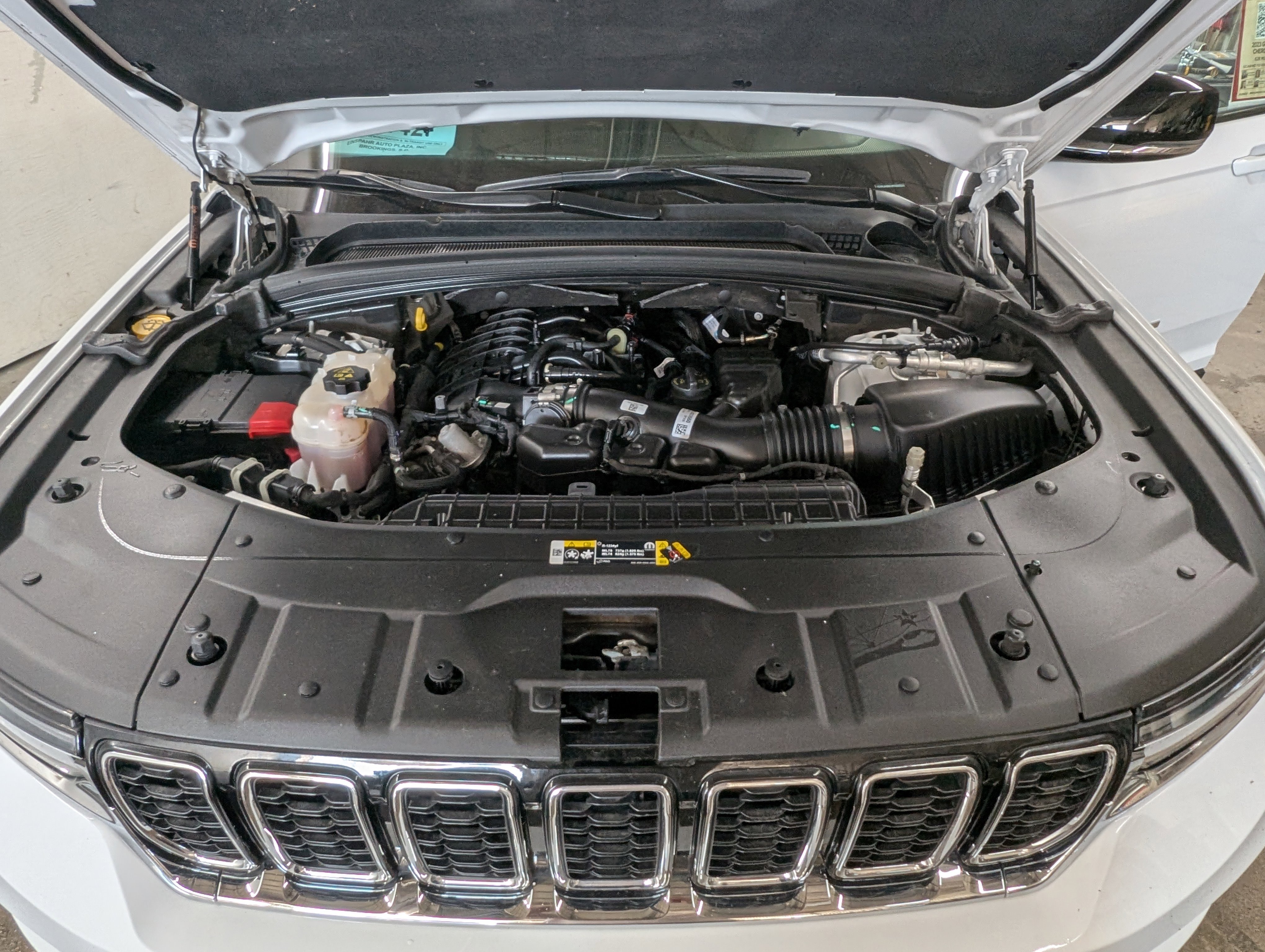 Used 2023 Jeep Grand Cherokee Limited image 3