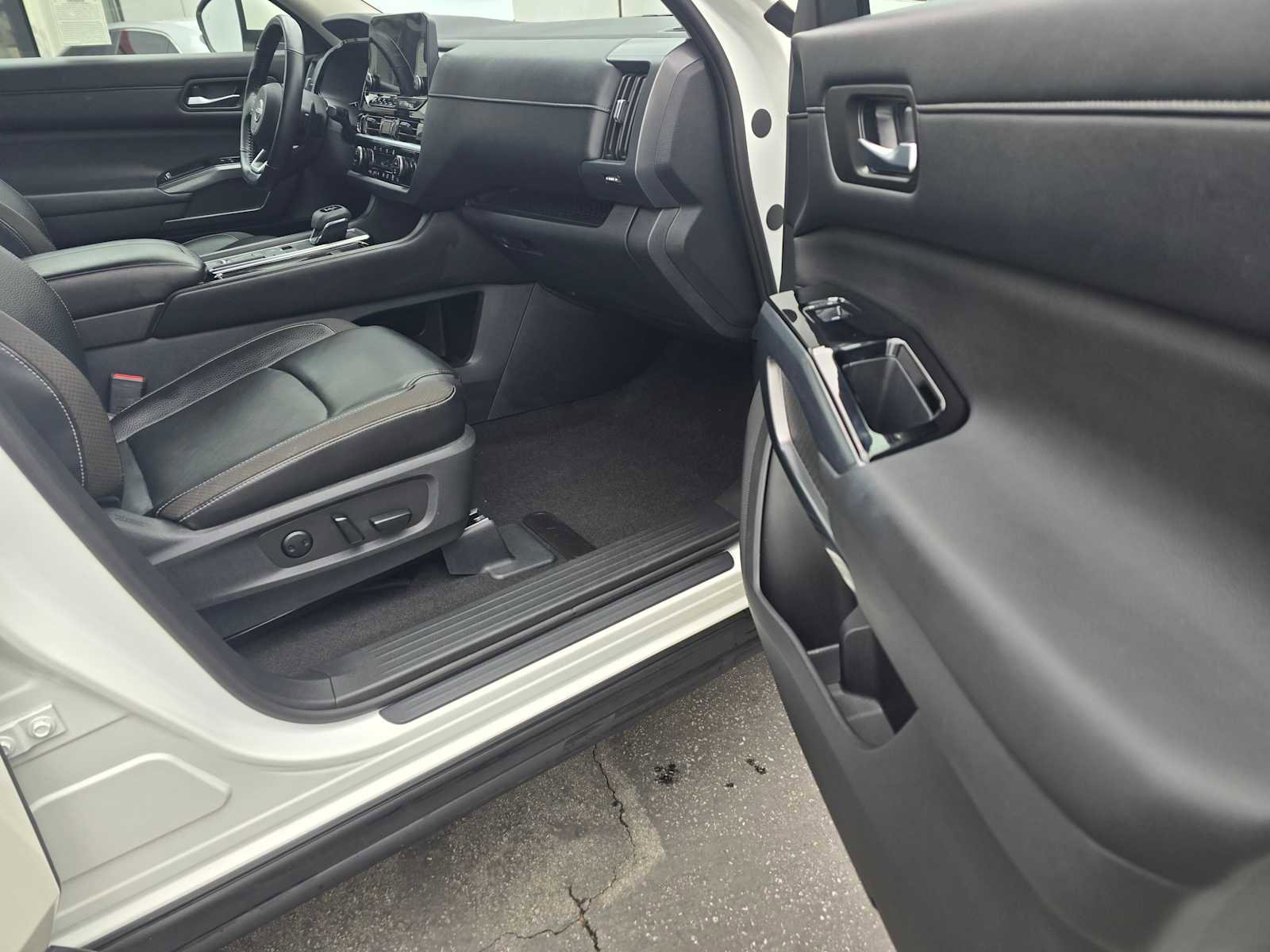 Used 2023 Nissan Pathfinder SL image 10