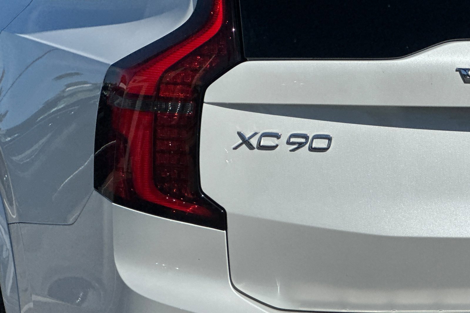 Certified 2025 Volvo XC90 B6 Core w/ Protection Package Premier image 33