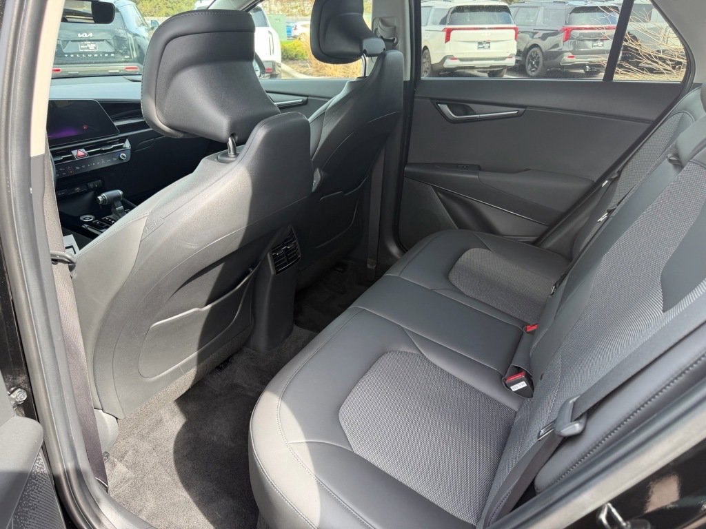Used 2023 Kia Niro EX Touring image 5
