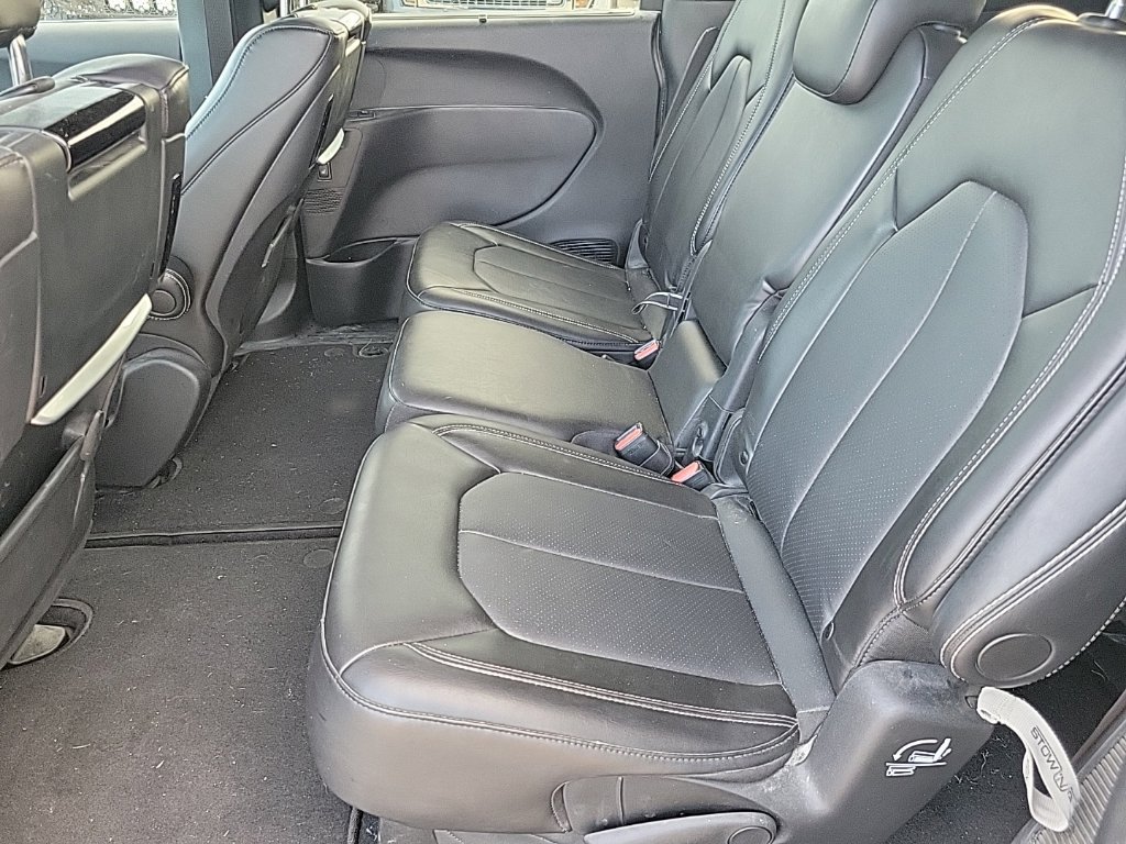 Certified 2025 Chrysler Pacifica Select w/ Uconnect Theater Family Group FWD image 10