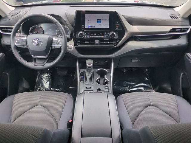 Used 2024 Toyota Highlander LE AWD/4WD image 15