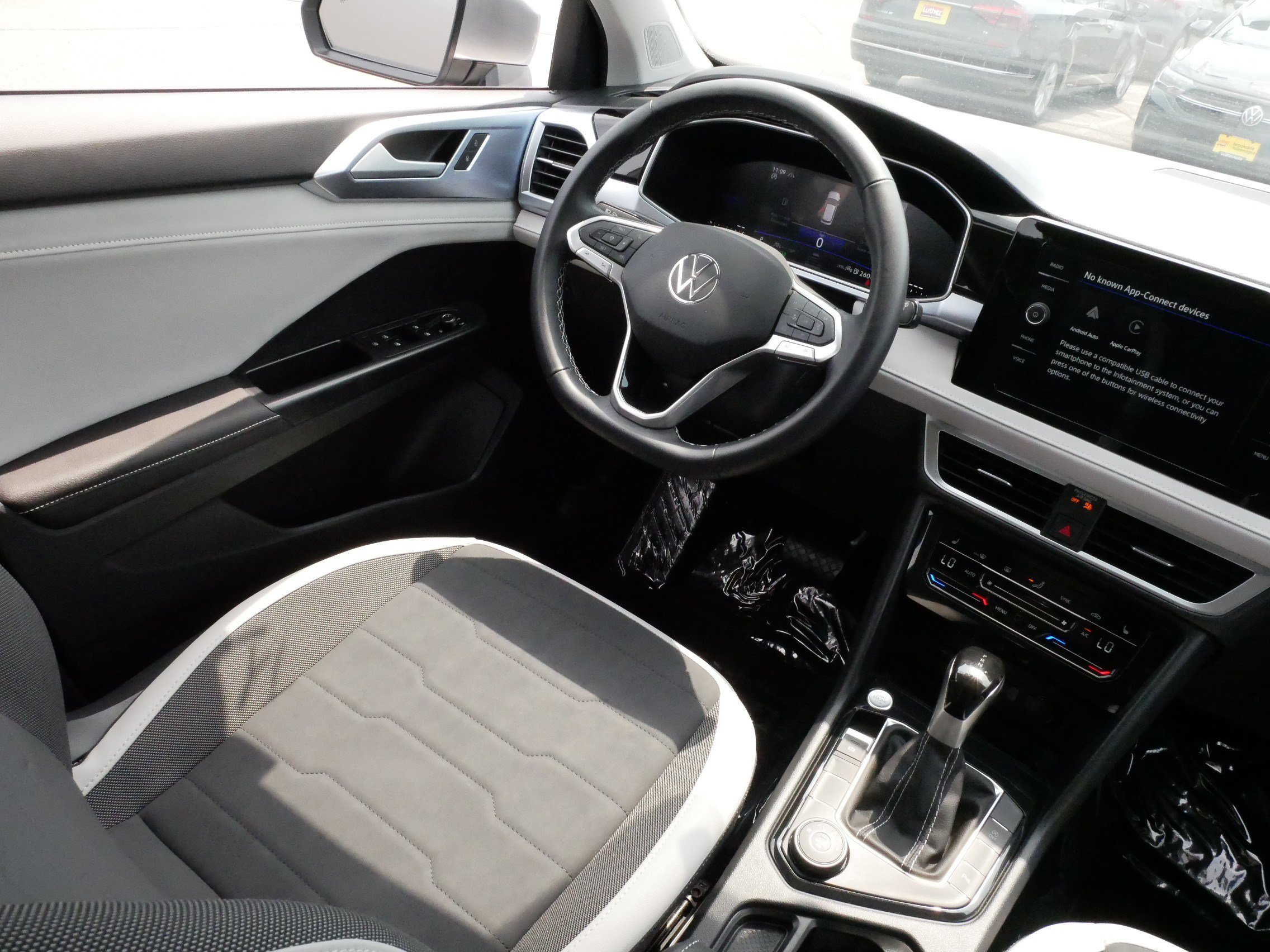 Used 2025 Volkswagen Taos SE w/ Panoramic Sunroof Package AWD/4WD image 9