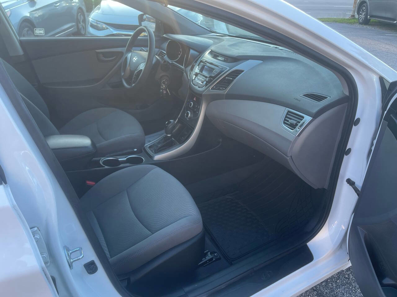 Used 2015 Hyundai Elantra SE FWD image 25