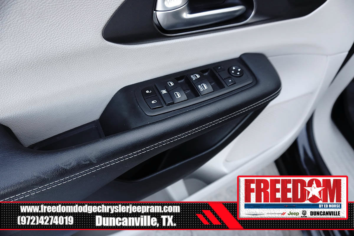 Certified 2024 Chrysler Pacifica Touring-L FWD image 38