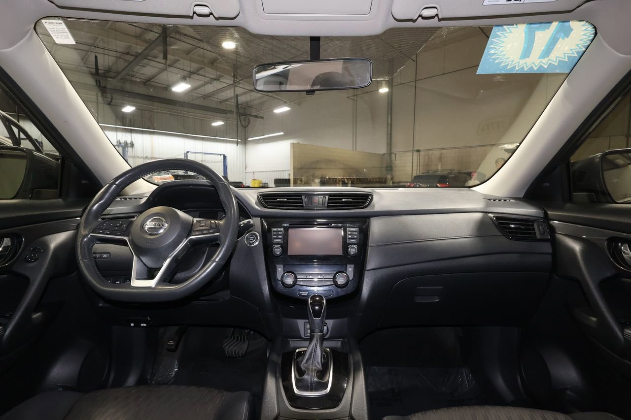 Used 2017 Nissan Rogue SV w/ SV Premium Package image 29