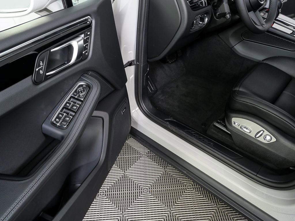 New 2026 Porsche Macan image 8