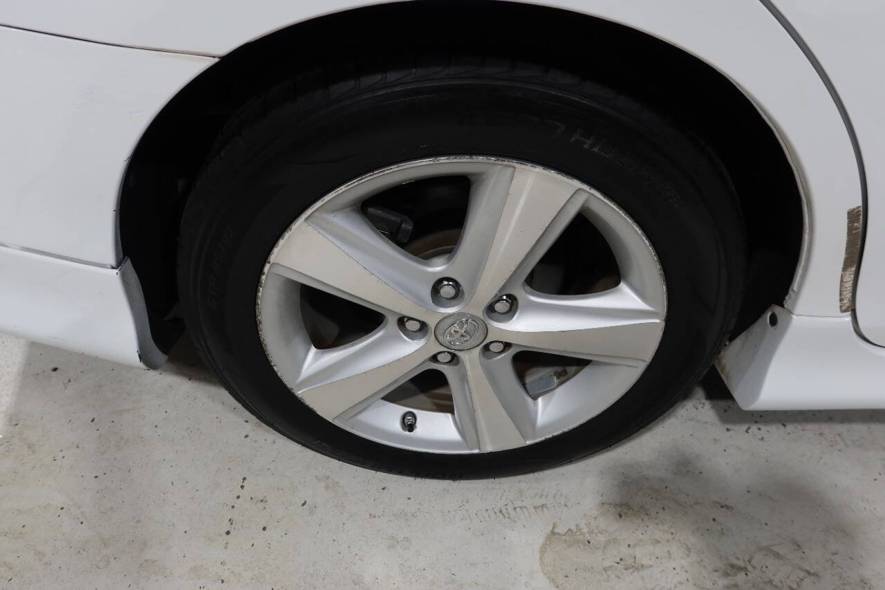 Used 2011 Toyota Camry SE w/ SE Extra-Value Pkg #1 FWD image 33