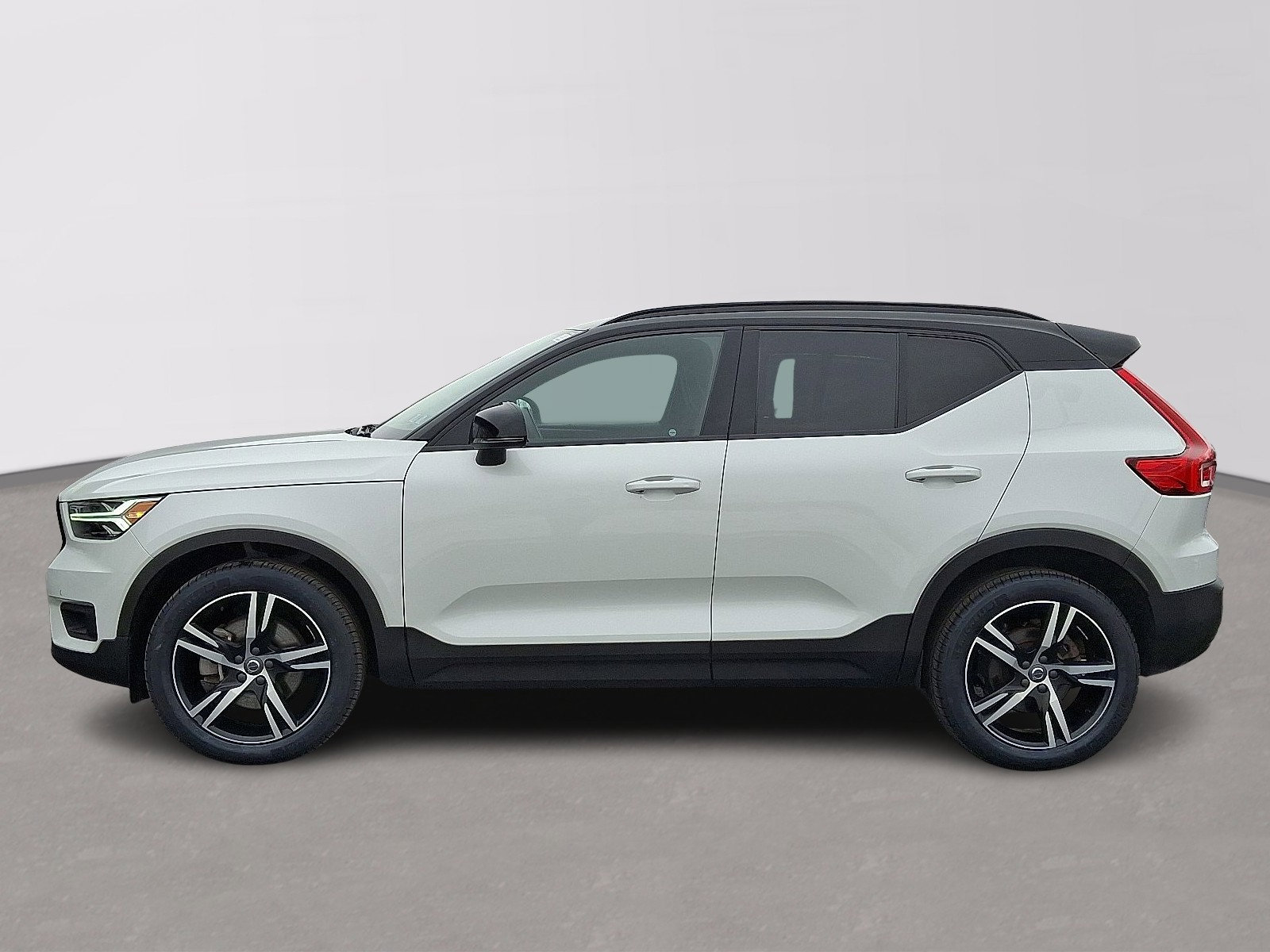 Used 2021 Volvo XC40 T5 R-Design w/ Climate Package image 7