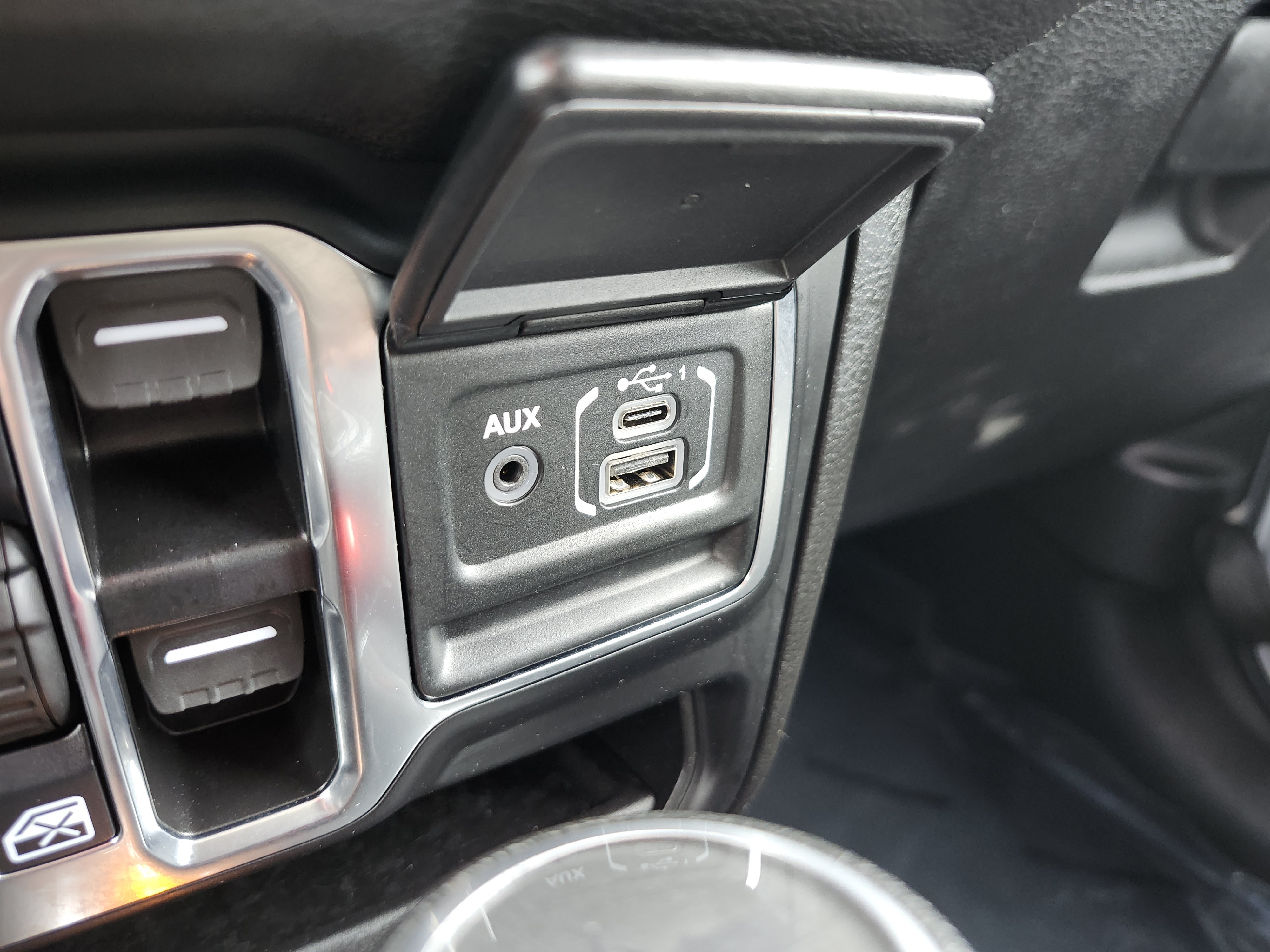 Used 2024 Jeep Wrangler Unlimited w/ Convenience Group AWD/4WD image 4