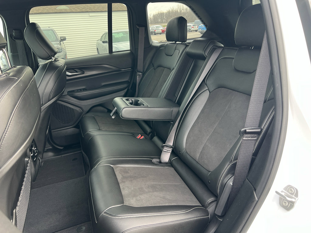 Used 2024 Jeep Grand Cherokee Altitude image 16