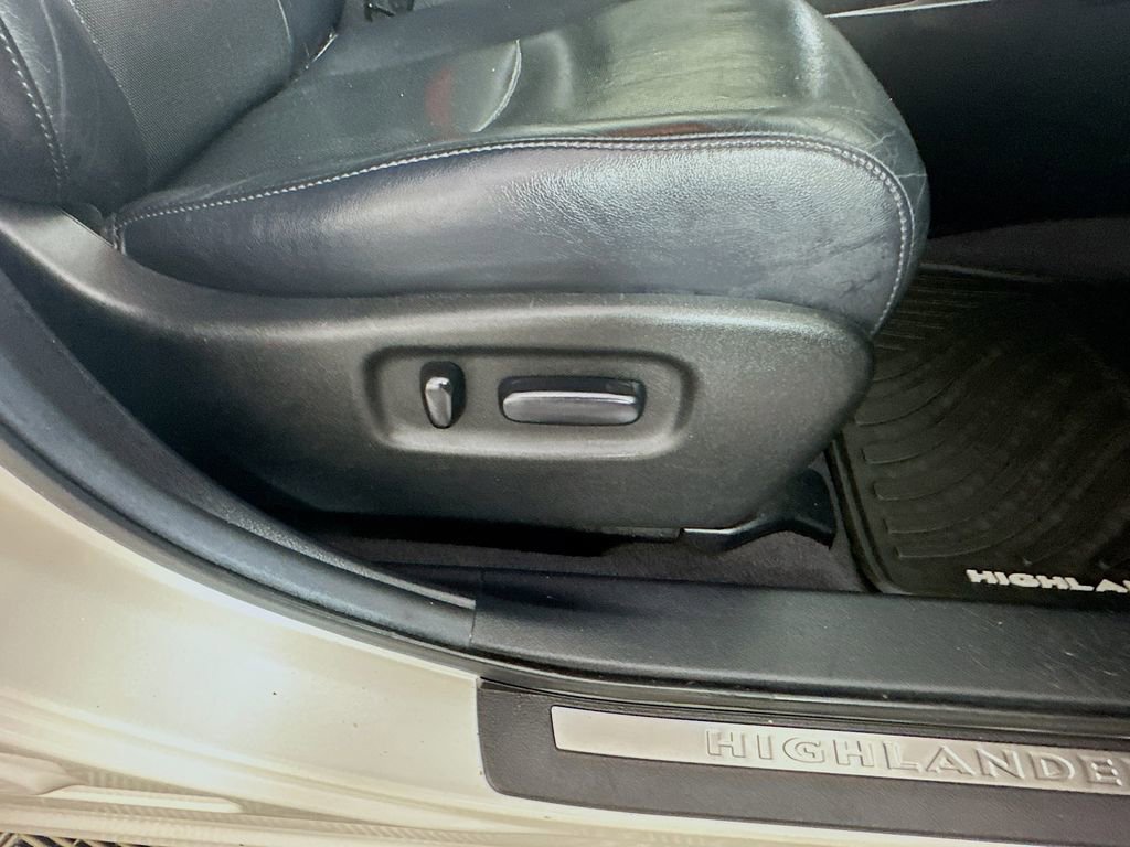 Used 2013 Toyota Highlander Limited image 24