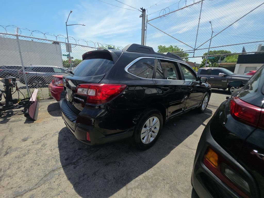 Used 2018 Subaru Outback 2.5i Premium AWD/4WD image 4