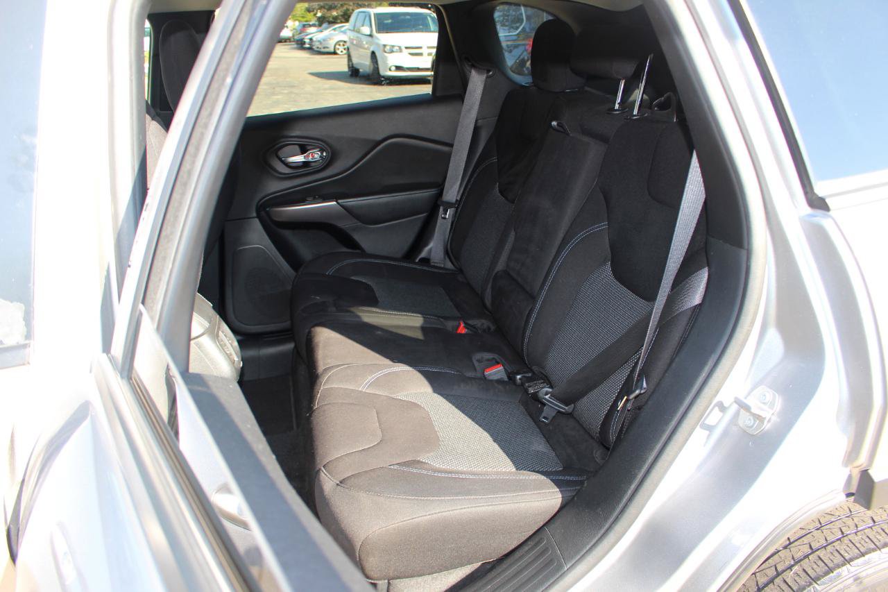 Used 2020 Jeep Cherokee Latitude FWD image 32