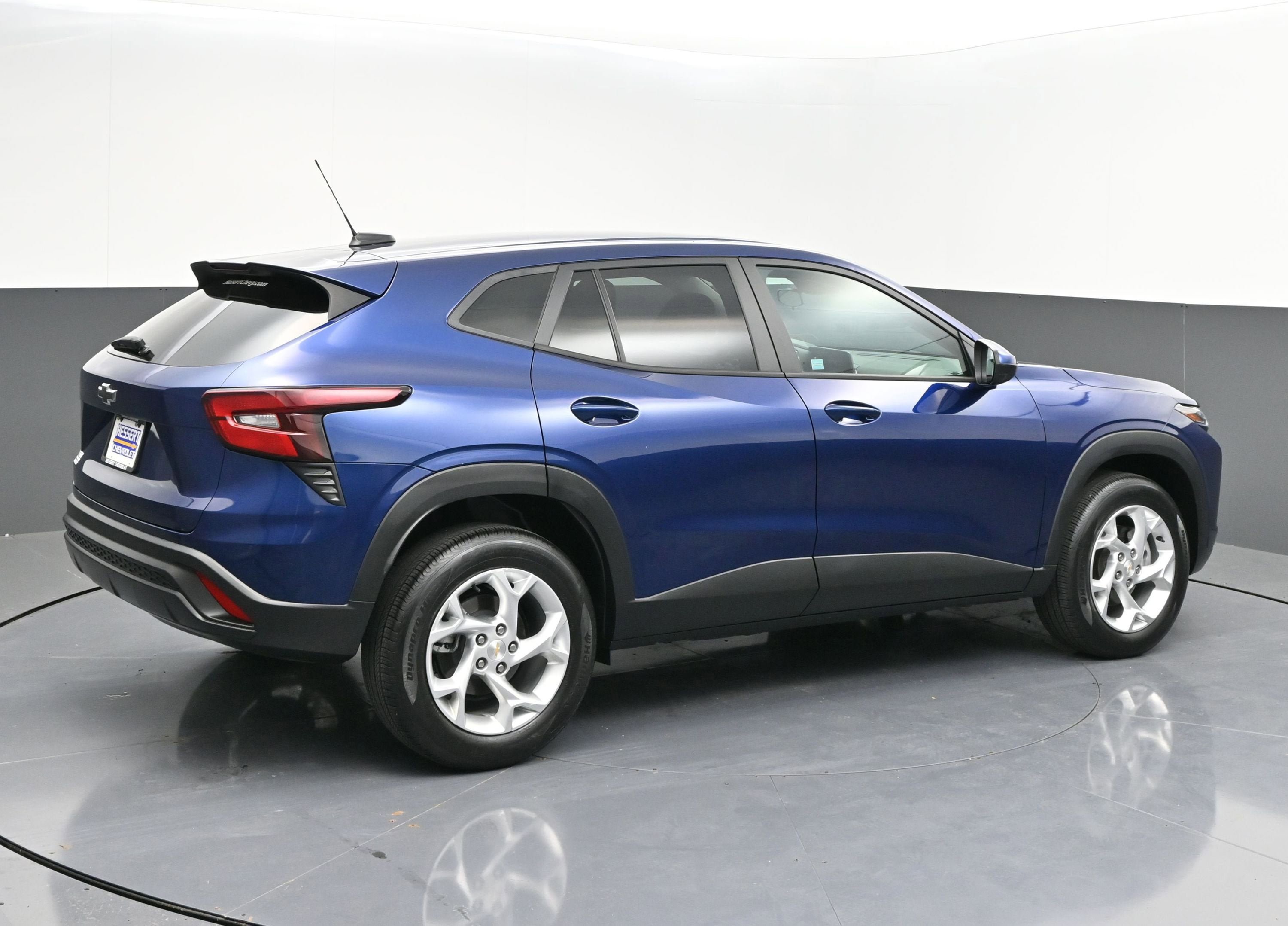 Used 2024 Chevrolet Trax LS w/ LS Convenience Package image 7