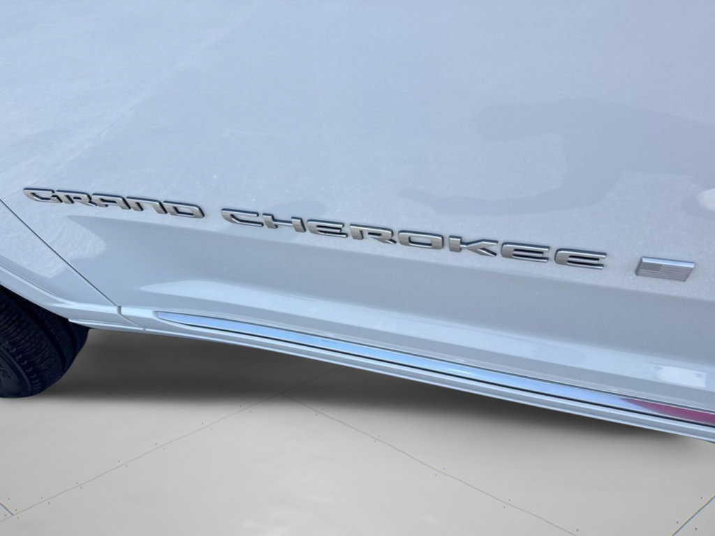 Used 2025 Jeep Grand Cherokee Summit AWD/4WD image 27