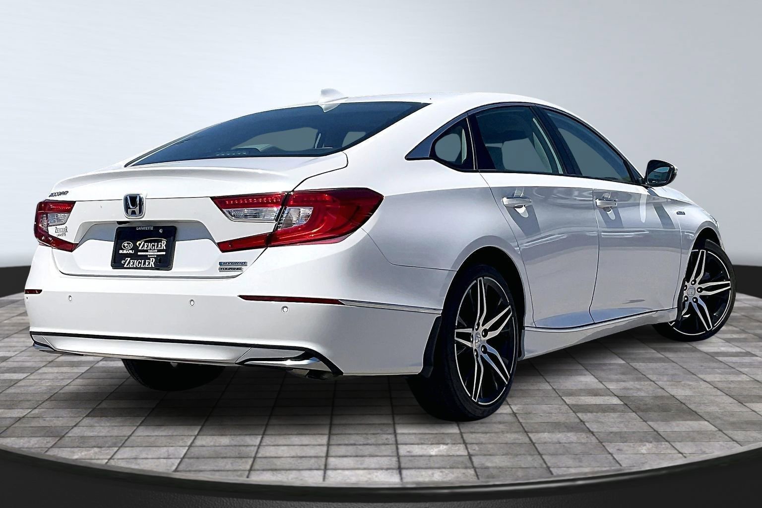 Used 2022 Honda Accord Touring image 2