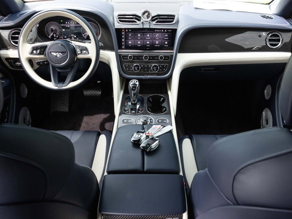 Used 2023 Bentley Bentayga image 2