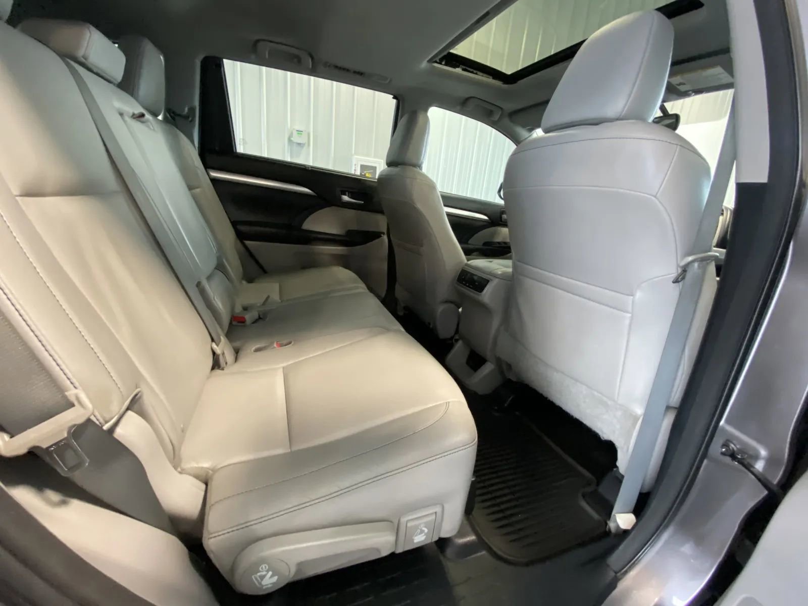 Used 2014 Toyota Highlander XLE AWD/4WD image 20