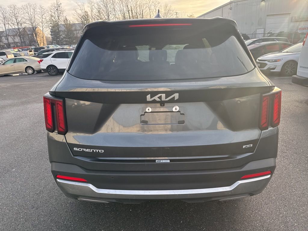 Used 2024 Kia Sorento S image 4