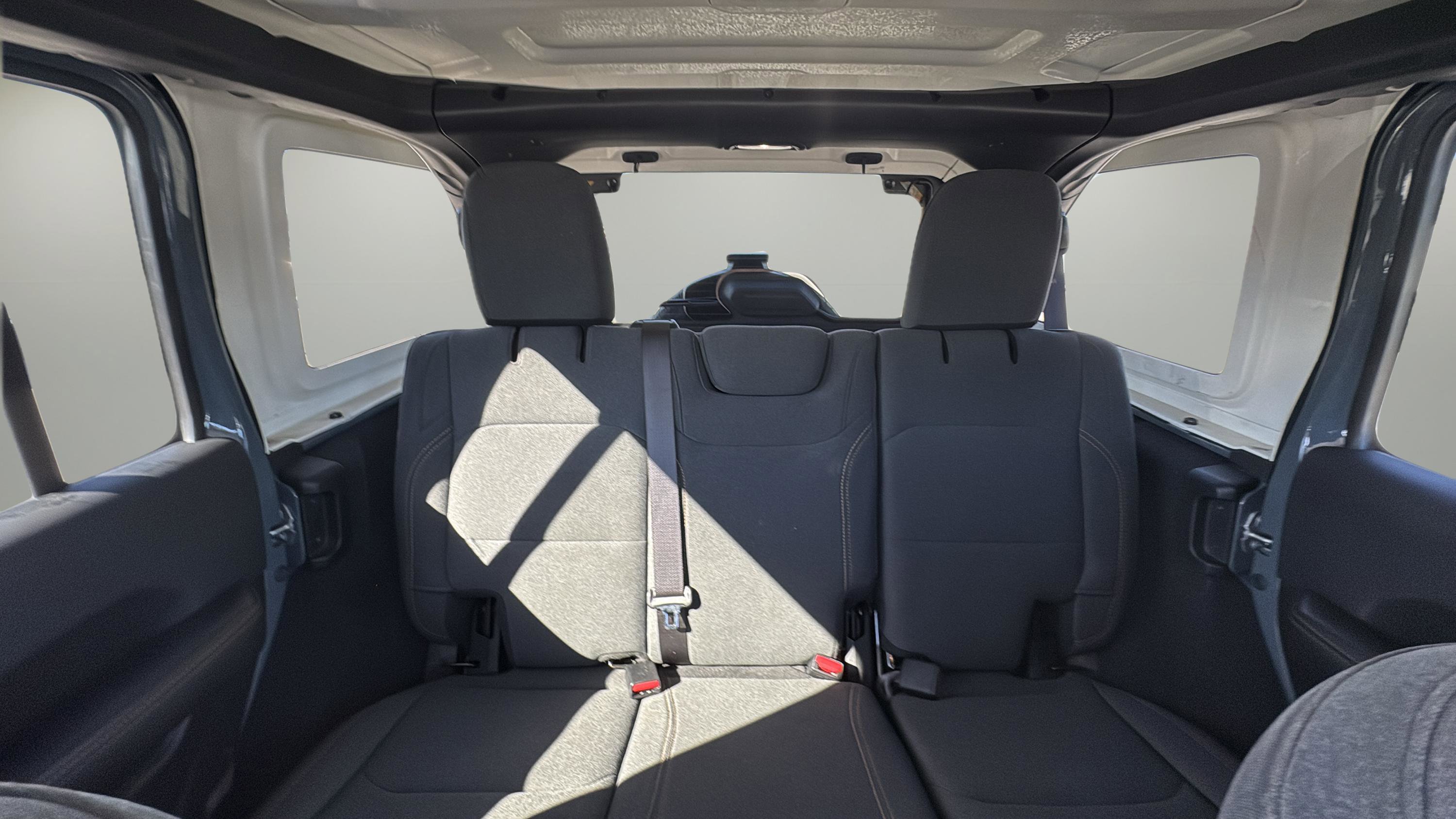Used 2024 Jeep Wrangler Sahara AWD/4WD image 15
