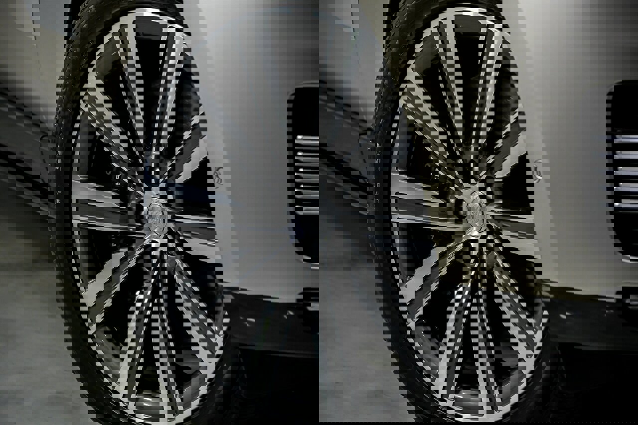 Used 2023 Land Rover Range Rover SV image 4