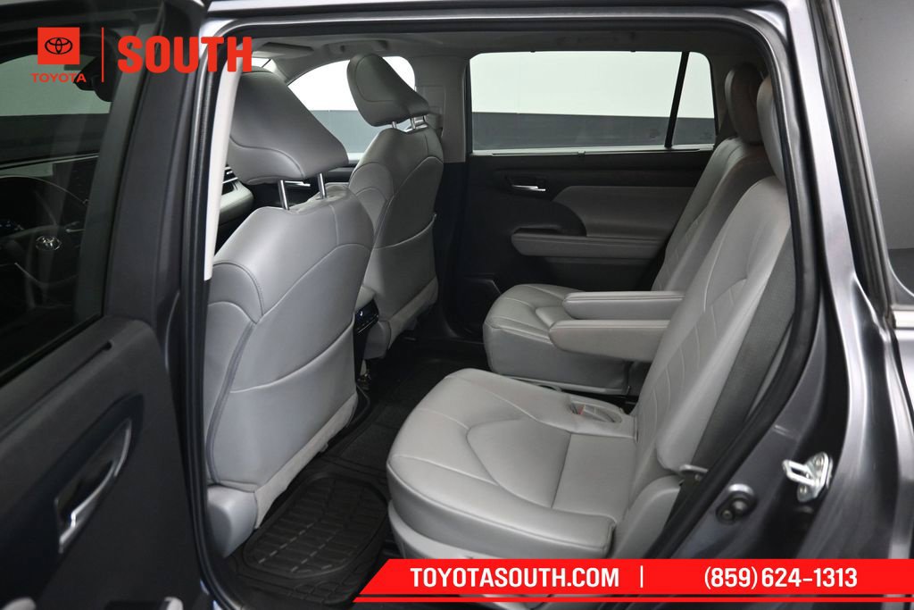 Used 2022 Toyota Highlander XLE AWD/4WD image 10