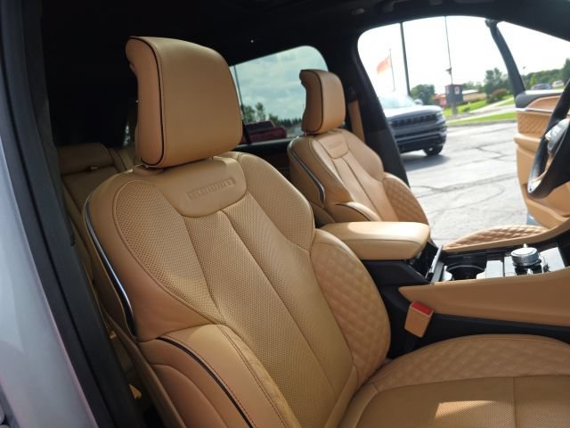 Used 2025 Jeep Grand Cherokee Summit AWD/4WD image 45