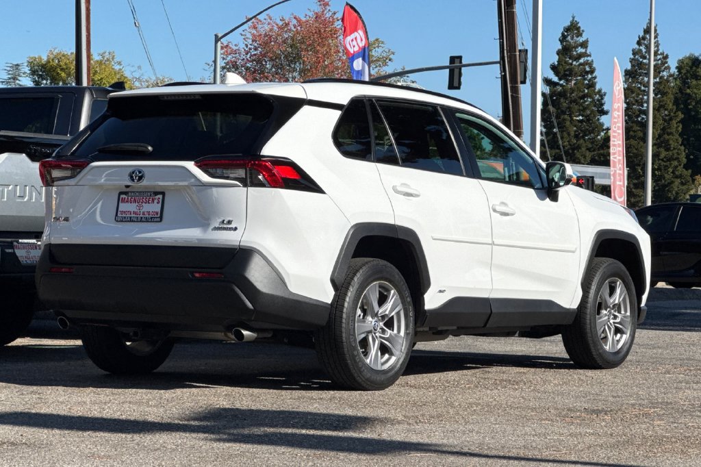 Used 2023 Toyota RAV4 LE AWD/4WD image 3