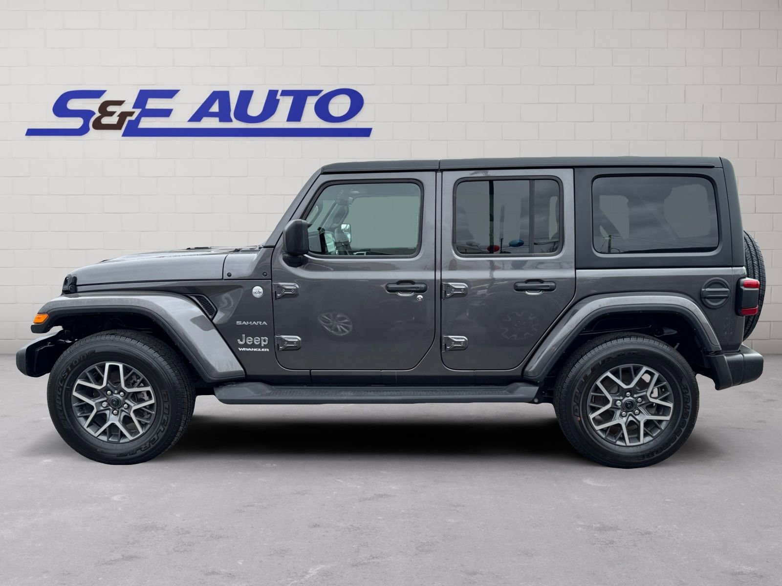 Used 2024 Jeep Wrangler Sahara w/ Technology Group AWD/4WD image 2