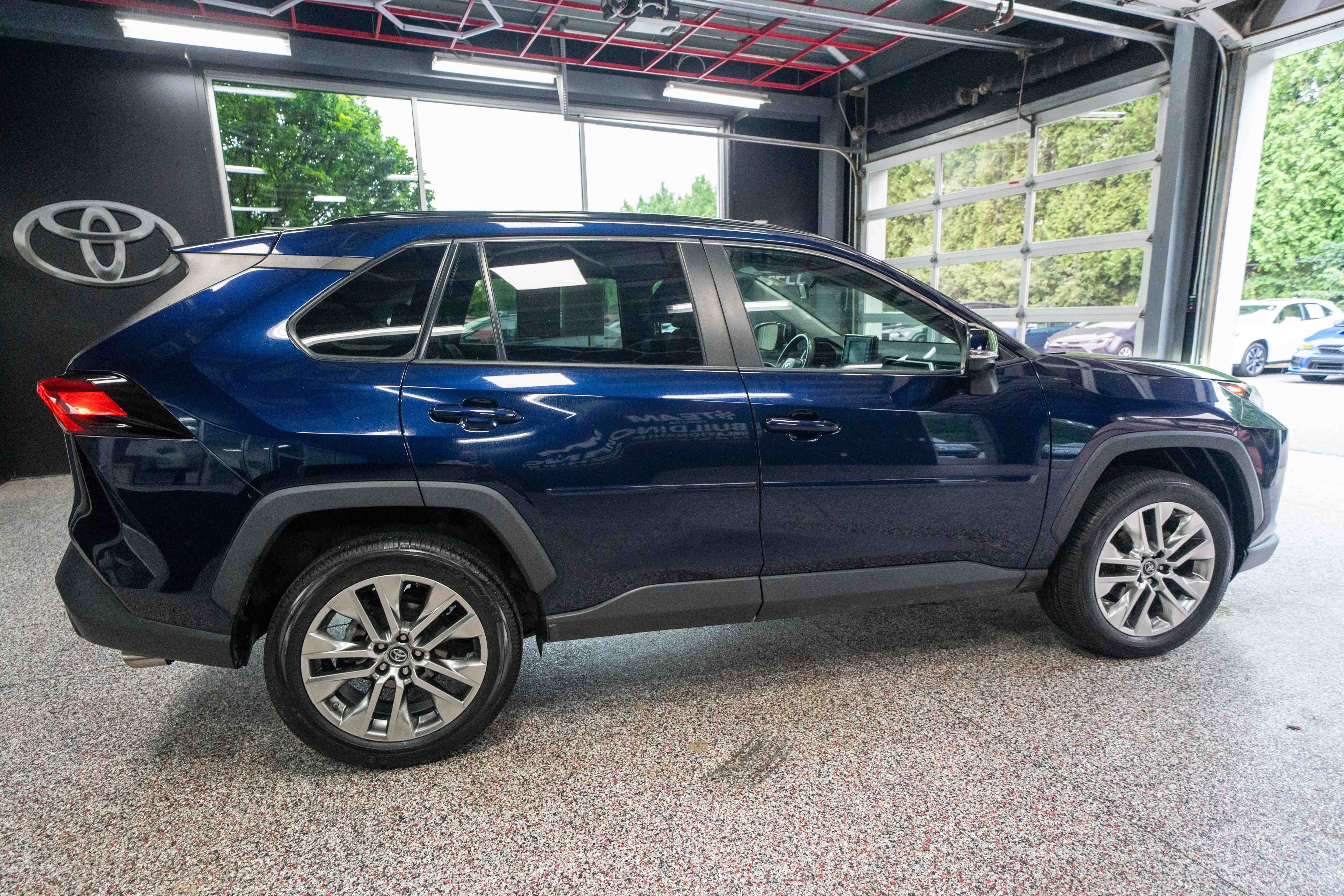 Used 2019 Toyota RAV4 XLE Premium w/ All Weather Liner Package AWD/4WD image 4