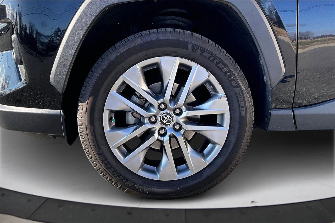 Used 2022 Toyota RAV4 XLE Premium image 32